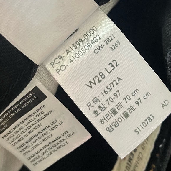 Levi’s • Black High Loose Flare Jeans - Picture 7 of 10